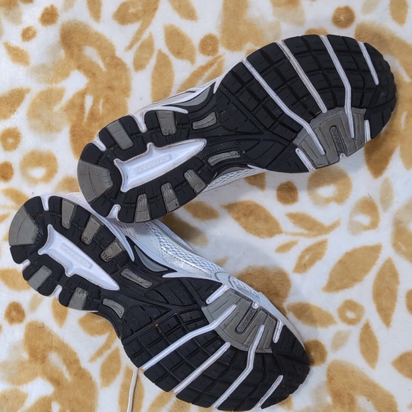 SAUCONY Unisex White Mesh Sneakers - Picture 5 of 10